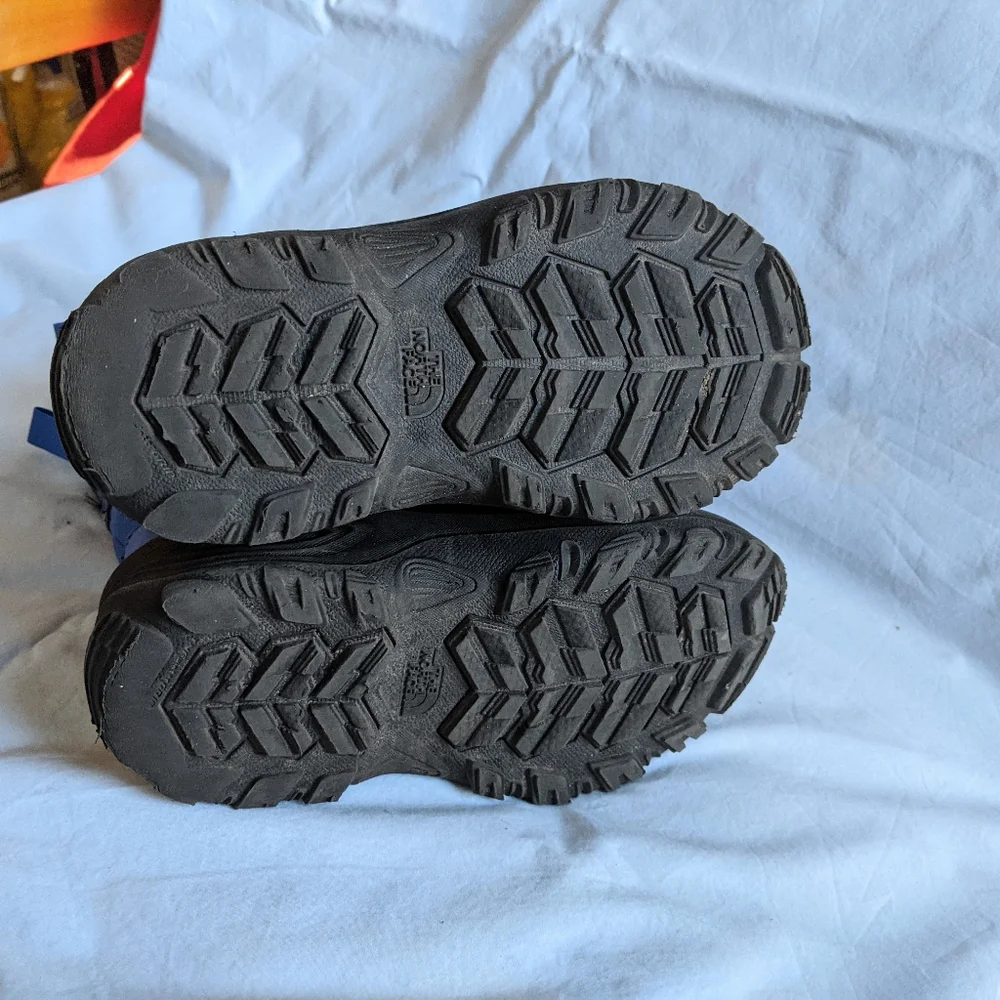 The North Face youth Alpenglow IV boots size 2